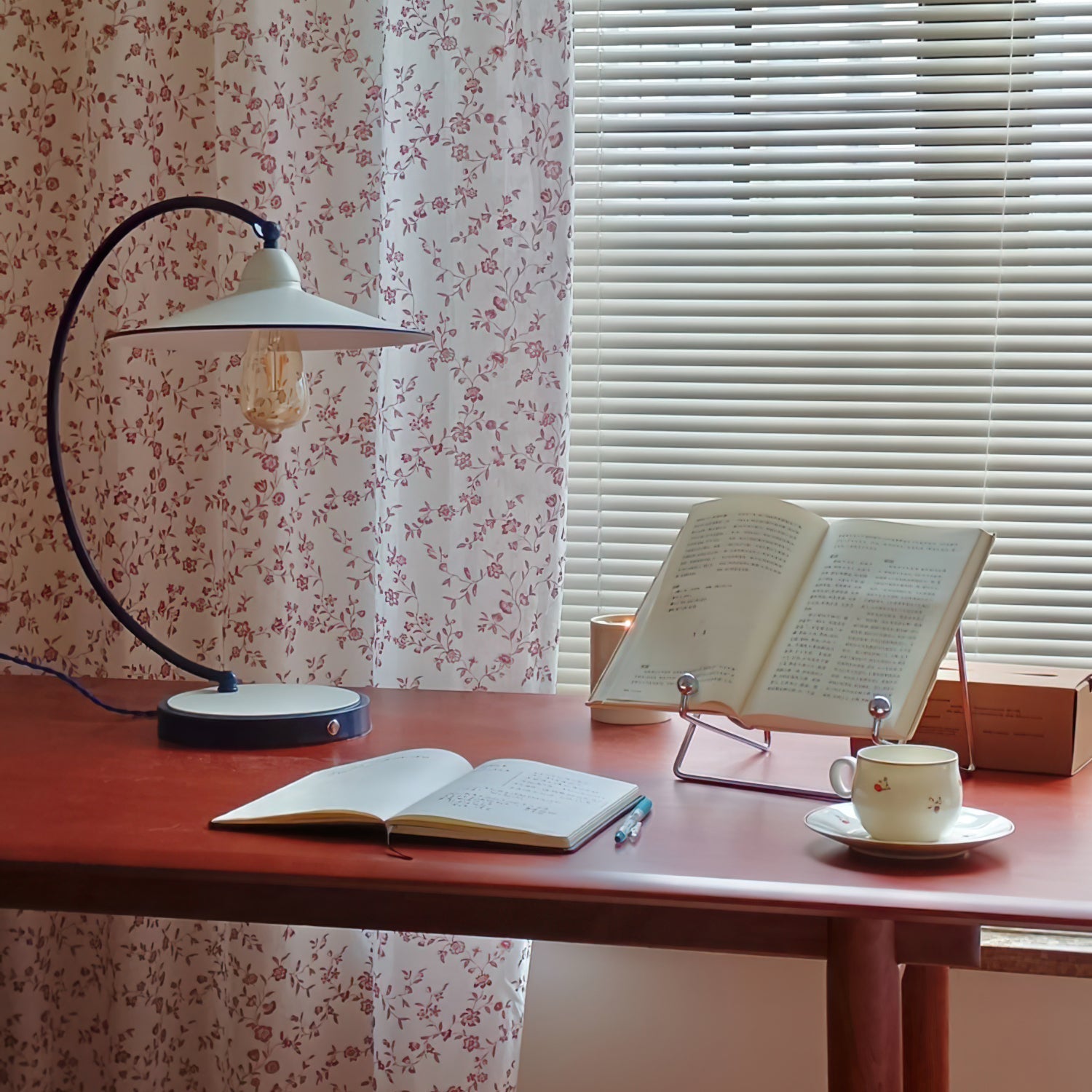 Lampe de Bureau Bleue Éclatante - Design Dynamique et Éclairage Confortable