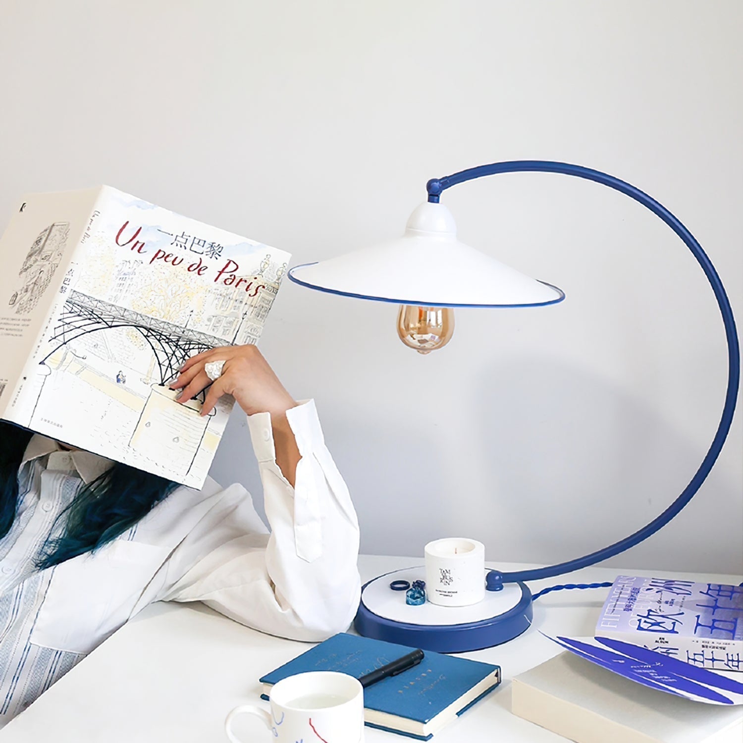 Lampe de Bureau Bleue Éclatante - Design Dynamique et Éclairage Confortable