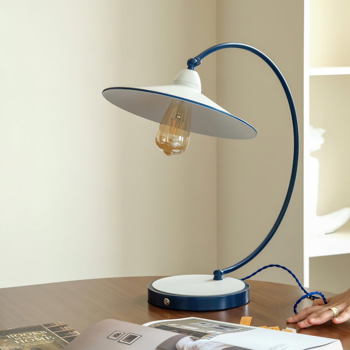 Lampe de Bureau Bleue Éclatante - Design Dynamique et Éclairage Confortable