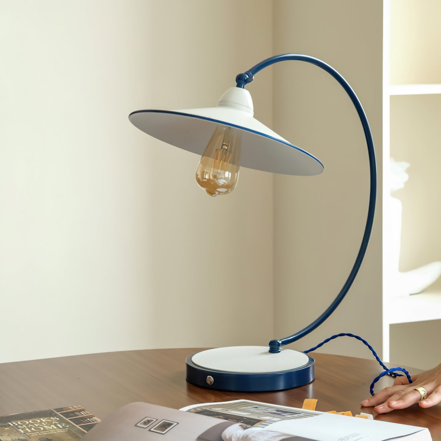 Lampe de Bureau Bleue Éclatante - Design Dynamique et Éclairage Confortable