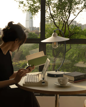 Lampe de Bureau Bleue Éclatante - Design Dynamique et Éclairage Confortable
