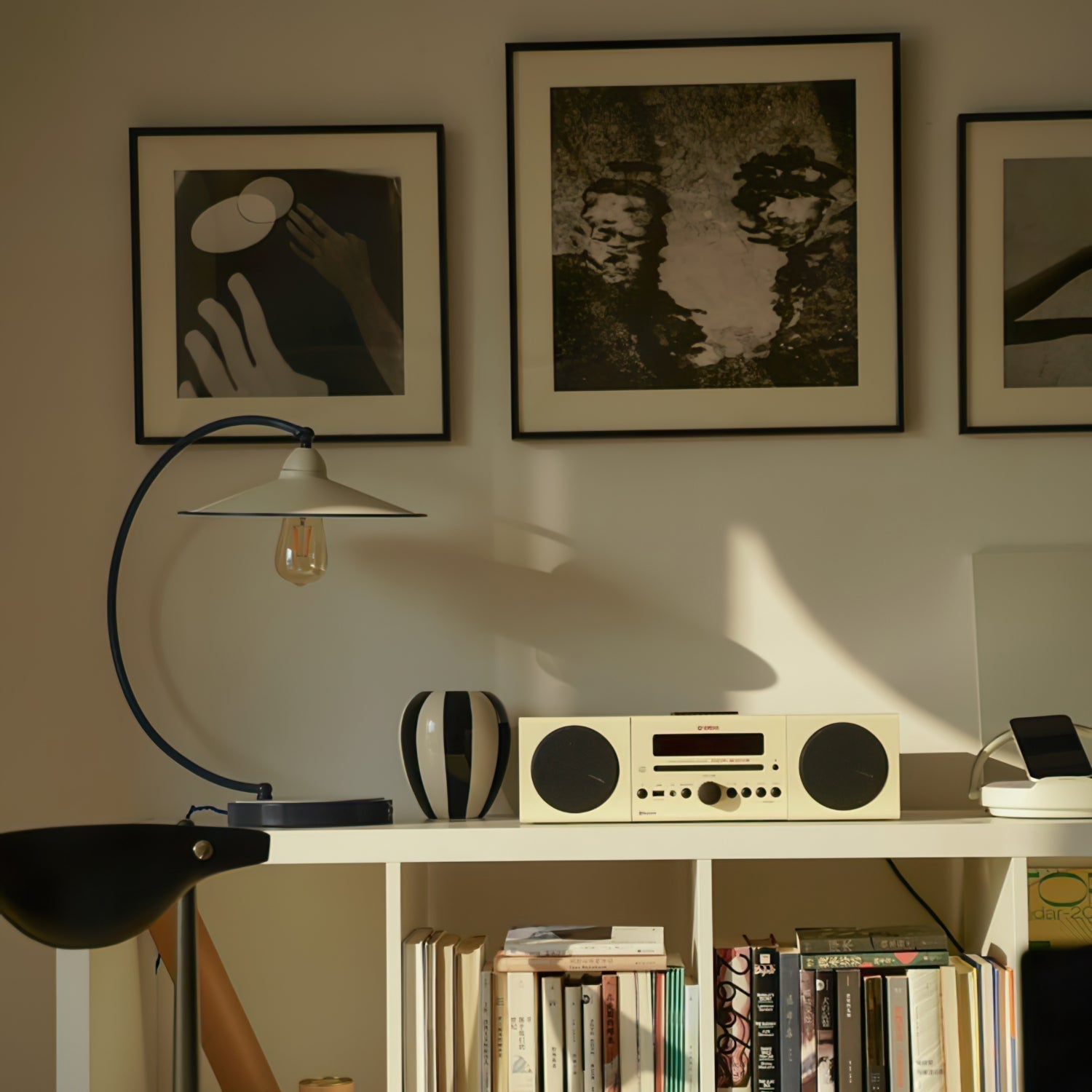 Lampe de Bureau Bleue Éclatante - Design Dynamique et Éclairage Confortable