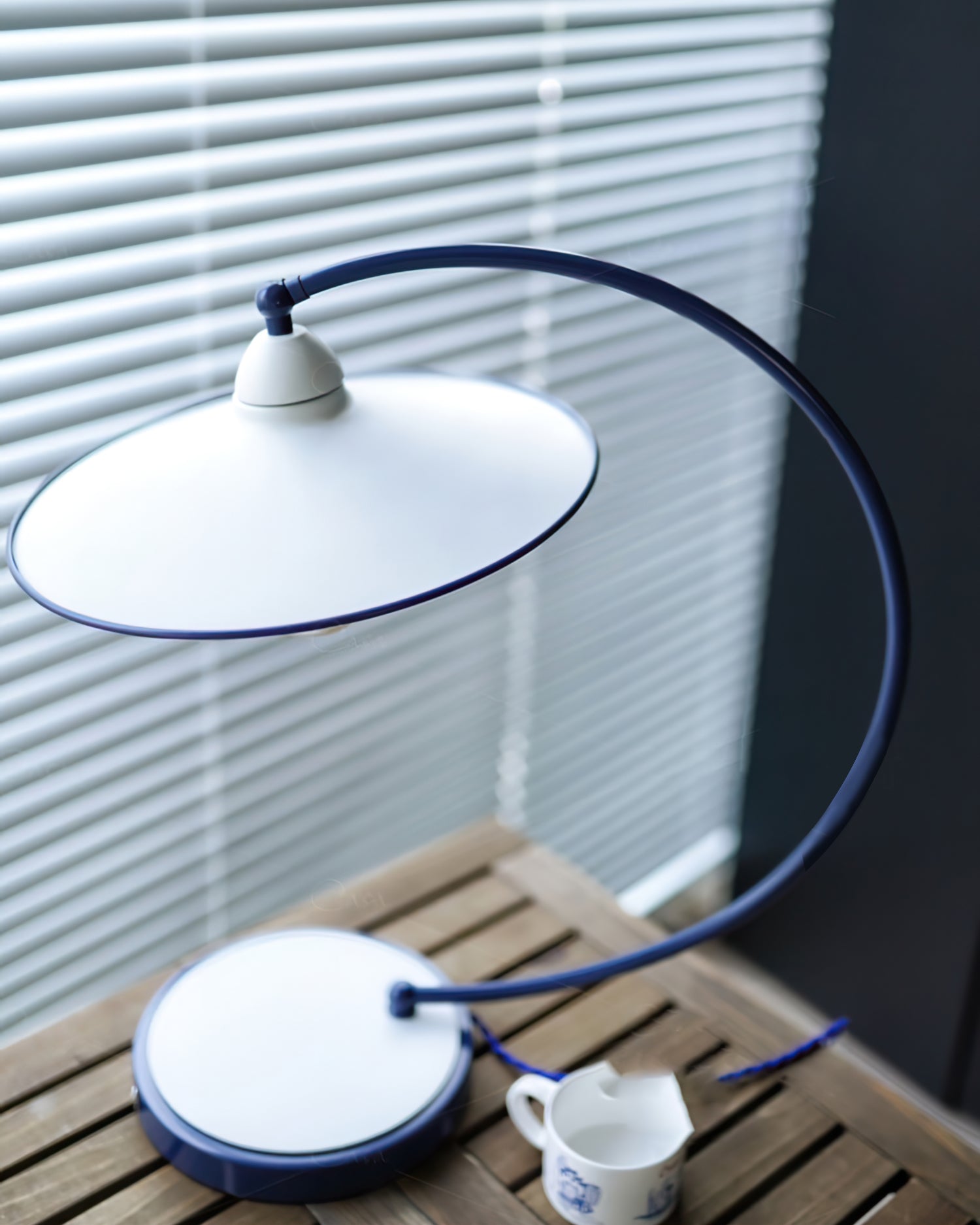 Lampe de Bureau Bleue Éclatante - Design Dynamique et Éclairage Confortable