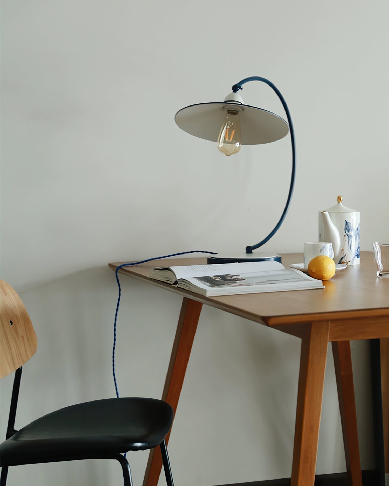 Lampe de Bureau Bleue Éclatante - Design Dynamique et Éclairage Confortable
