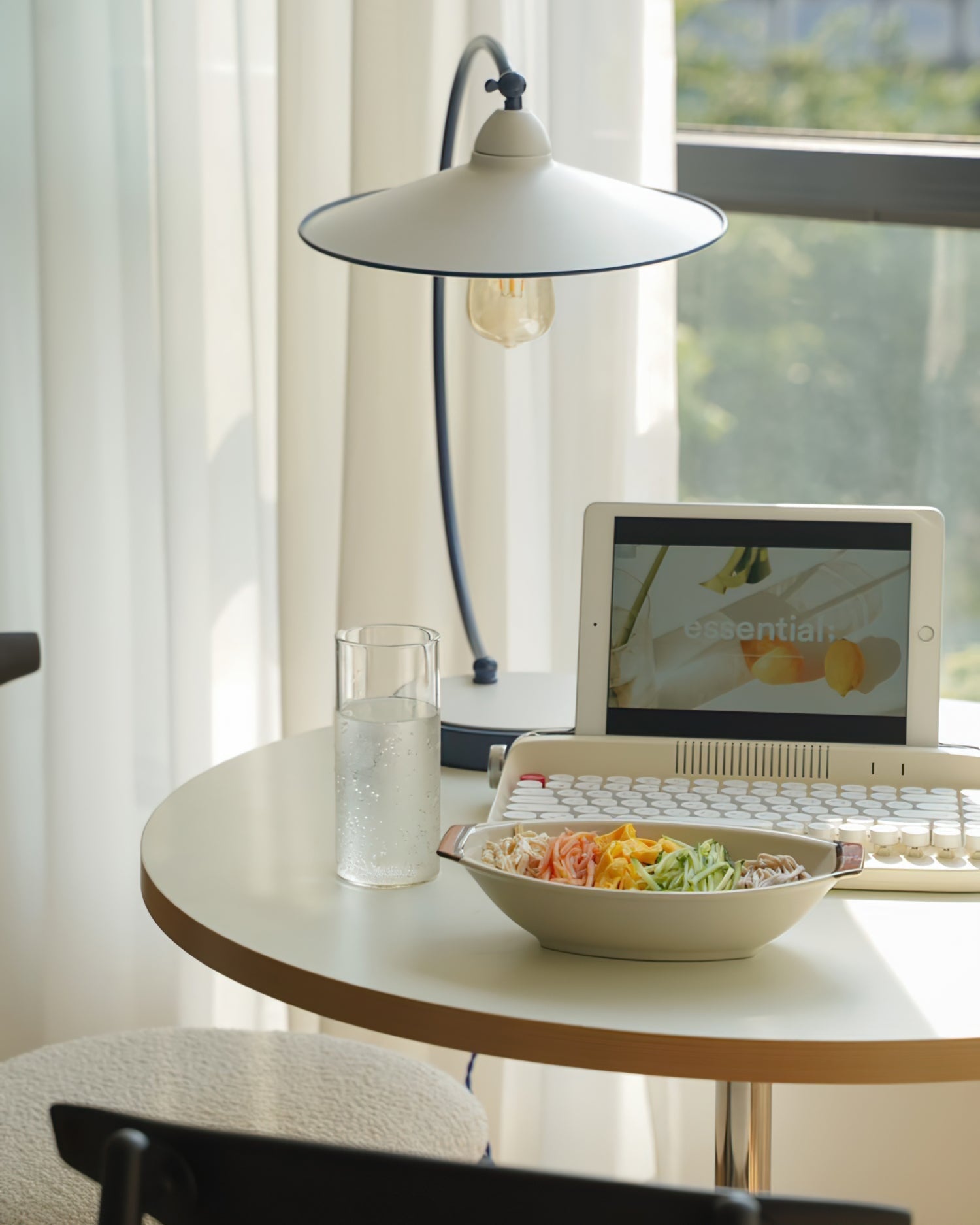 Lampe de Bureau Bleue Éclatante - Design Dynamique et Éclairage Confortable