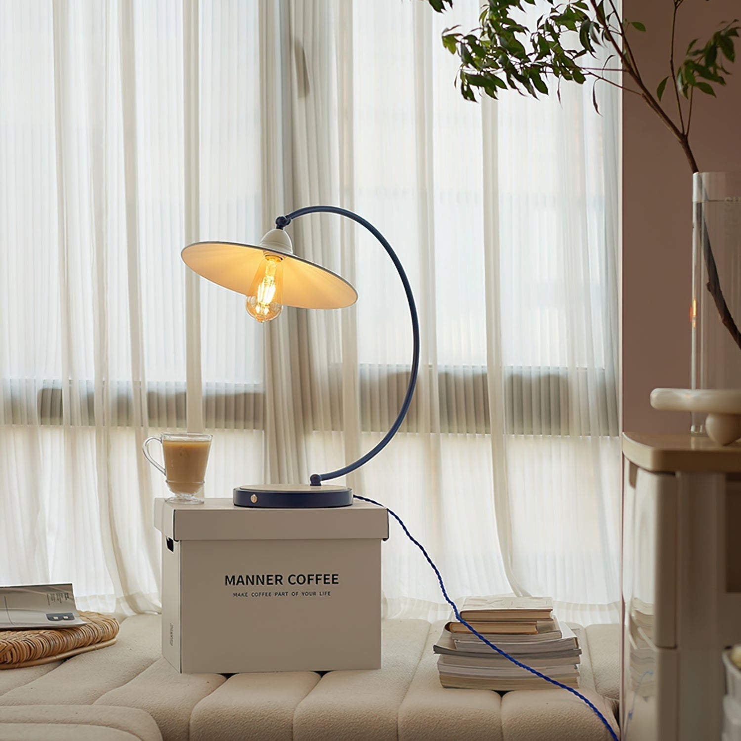Lampe de Bureau Bleue Éclatante - Design Dynamique et Éclairage Confortable