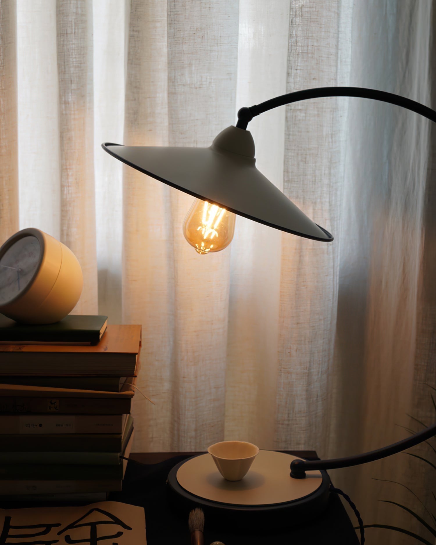Lampe de Bureau Bleue Éclatante - Design Dynamique et Éclairage Confortable