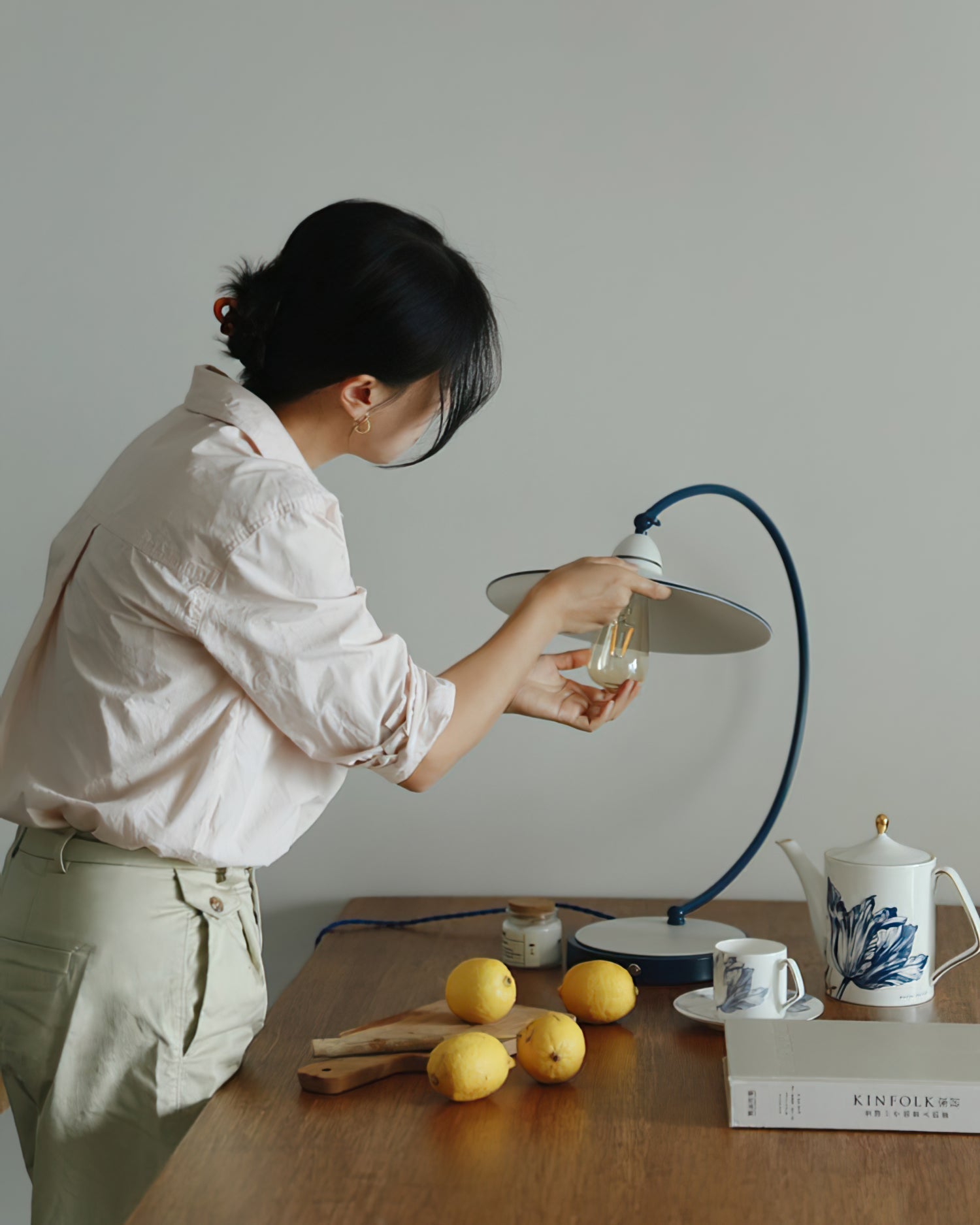 Lampe de Bureau Bleue Éclatante - Design Dynamique et Éclairage Confortable