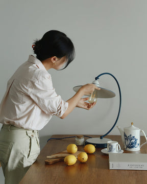 Lampe de Bureau Bleue Éclatante - Design Dynamique et Éclairage Confortable