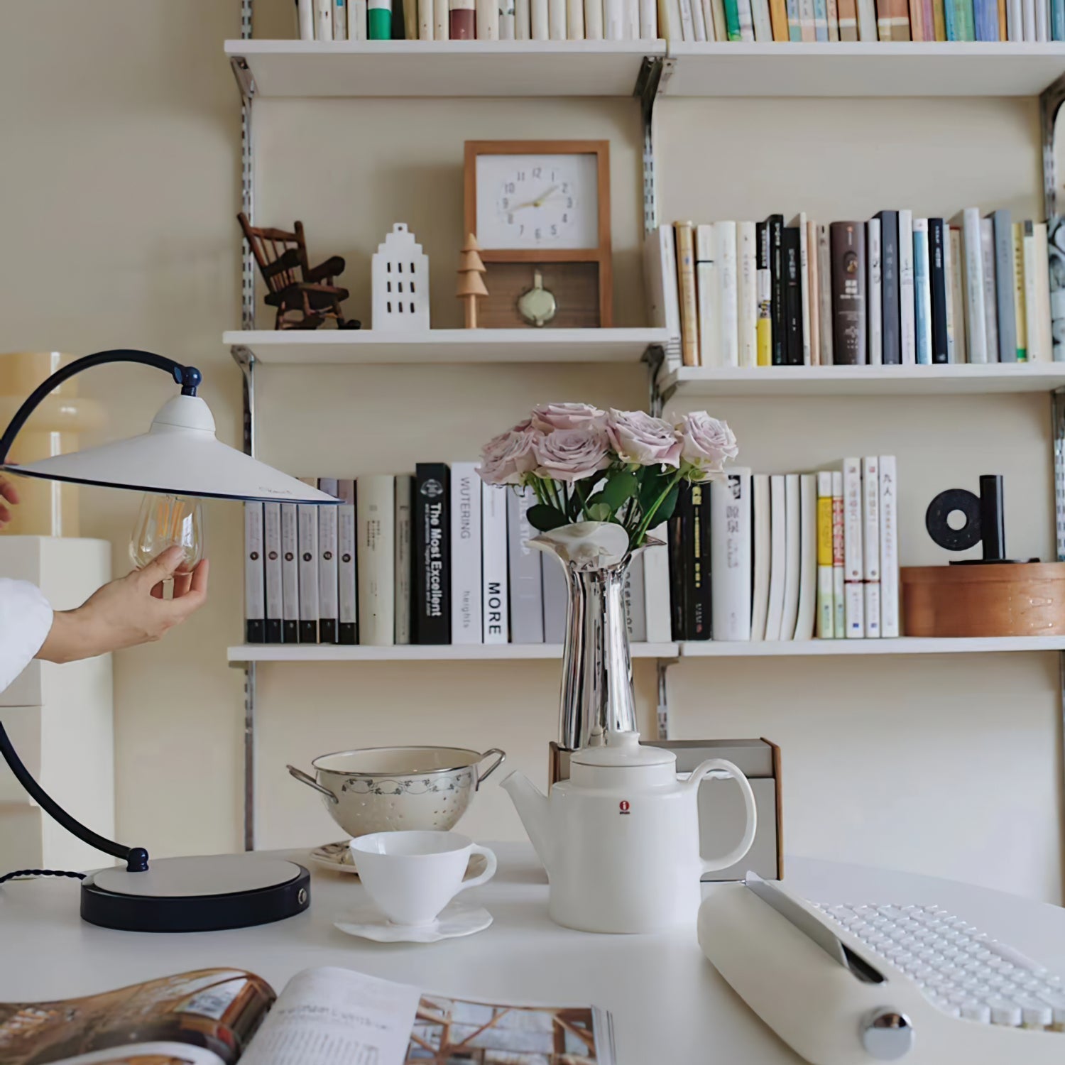 Lampe de Bureau Bleue Éclatante - Design Dynamique et Éclairage Confortable