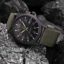 Montre Militaire pour Aventure Extérieure - Robuste, Étanche et Élégante