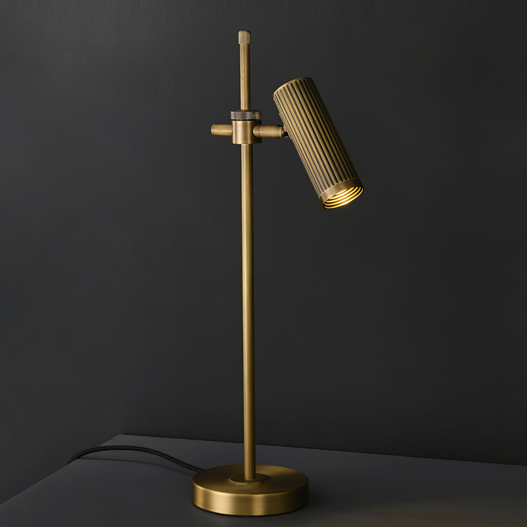 Lampe de Table en Cuivre - Élégance et Fonctionnalité pour Intérieur