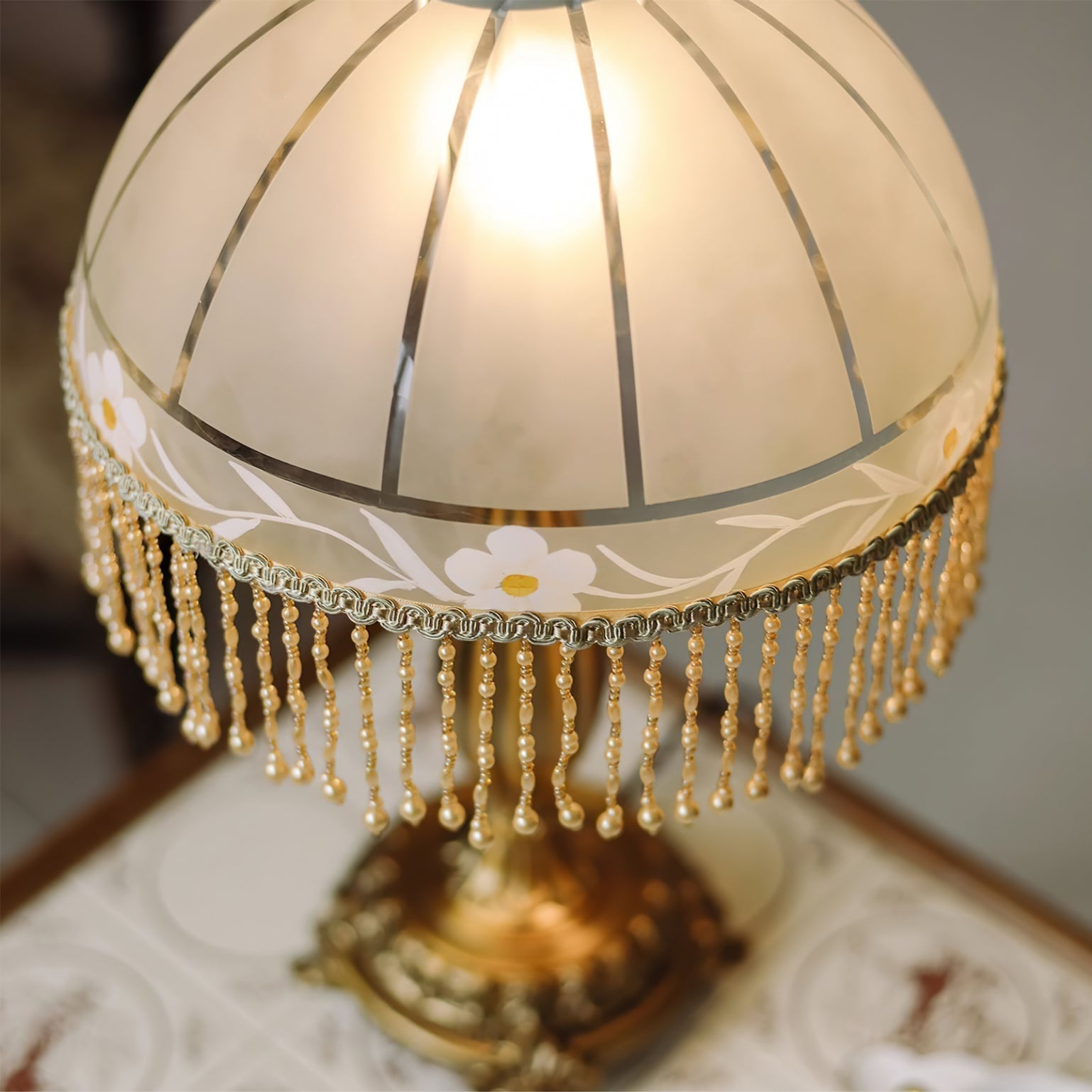 Lampe de Table Élégante en Laiton - Design Chic avec Gland en Fleur
