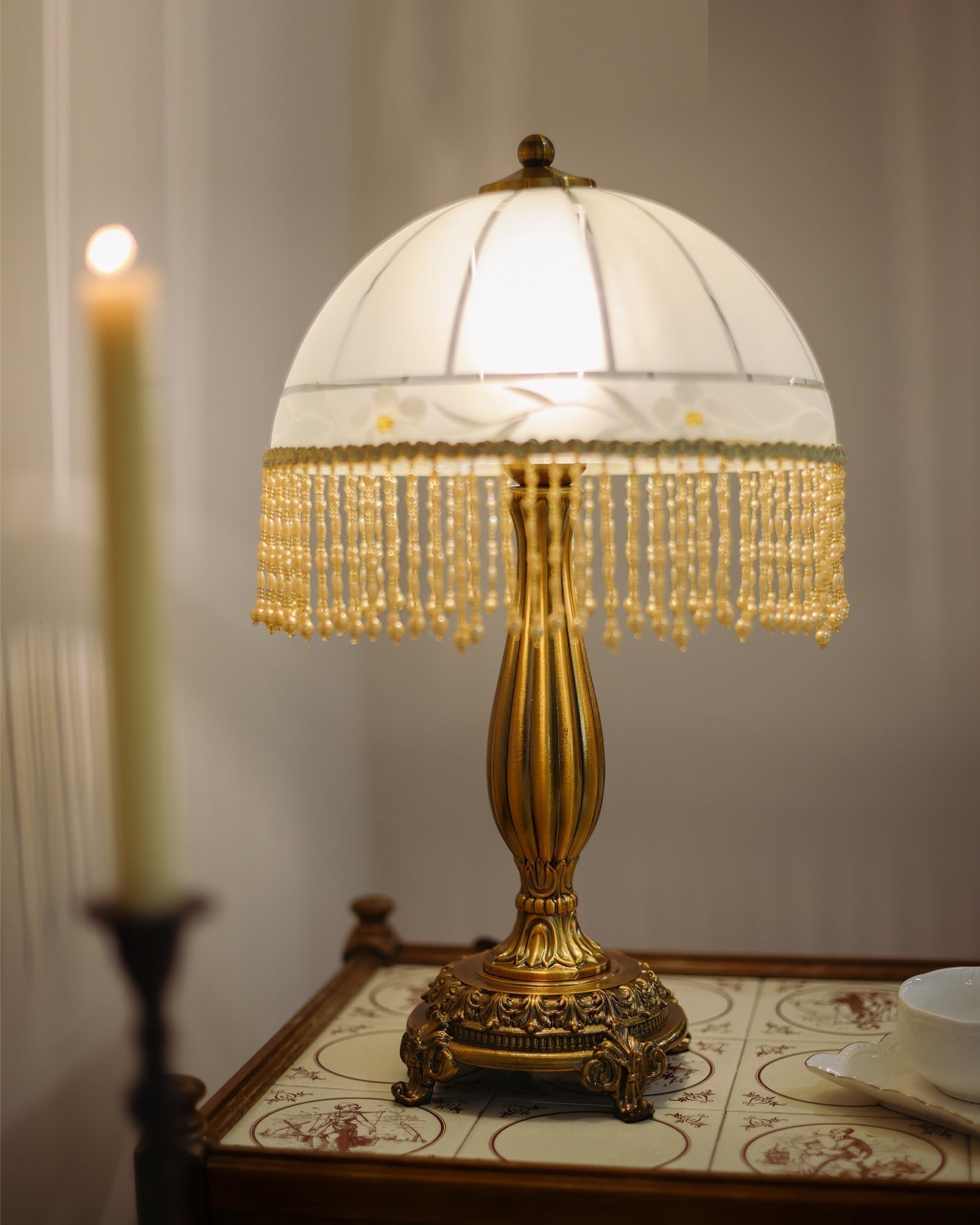 Lampe de Table Élégante en Laiton - Design Chic avec Gland en Fleur