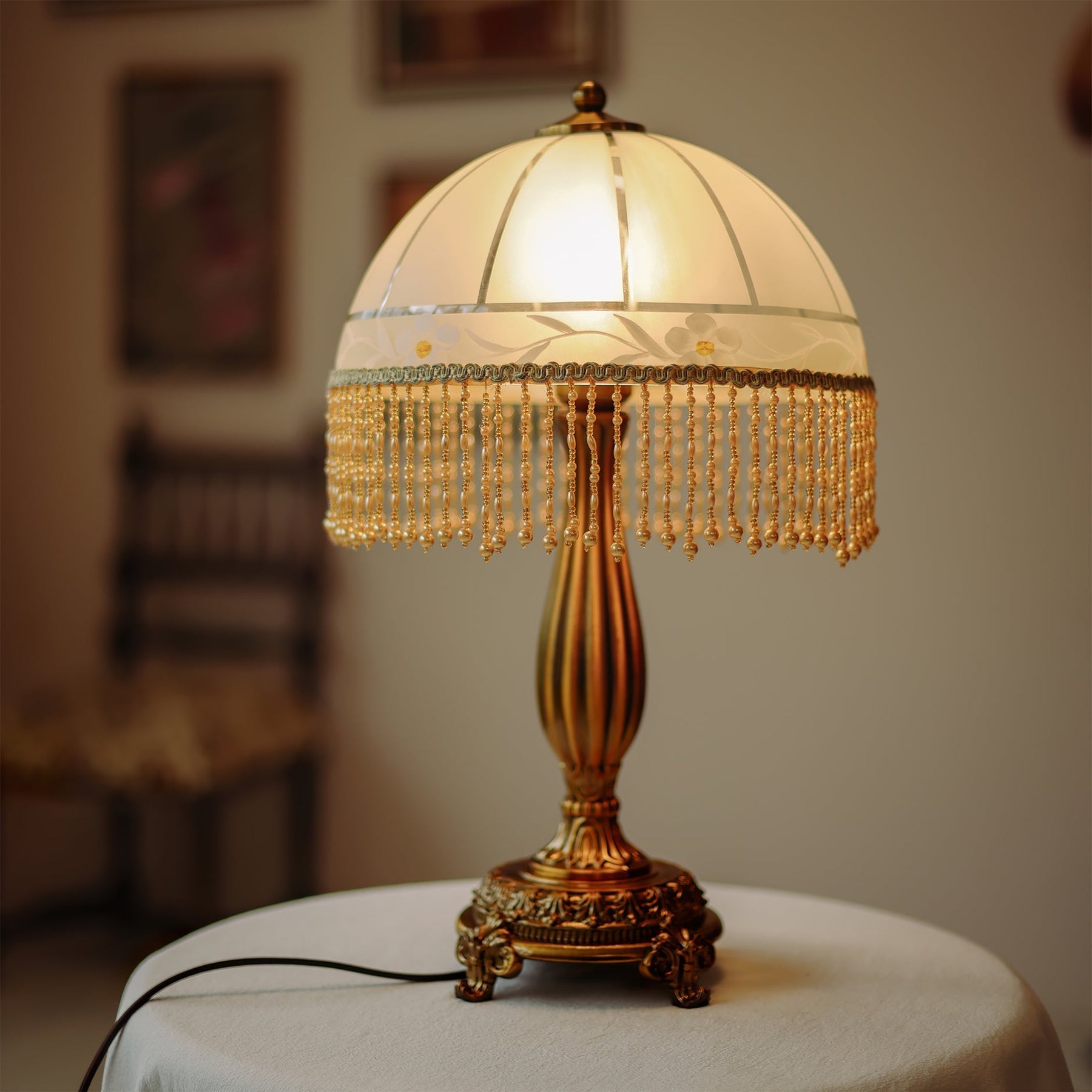 Lampe de Table Élégante en Laiton - Design Chic avec Gland en Fleur