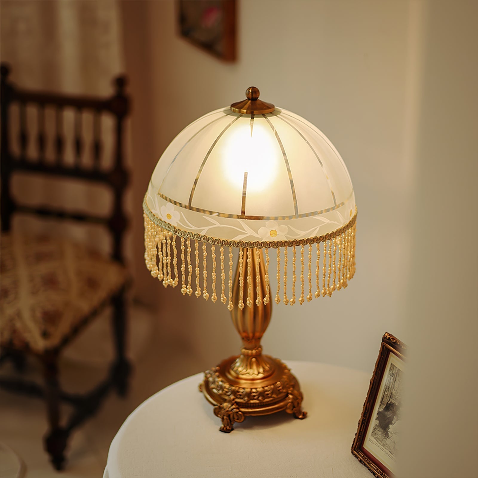 Lampe de Table Élégante en Laiton - Design Chic avec Gland en Fleur