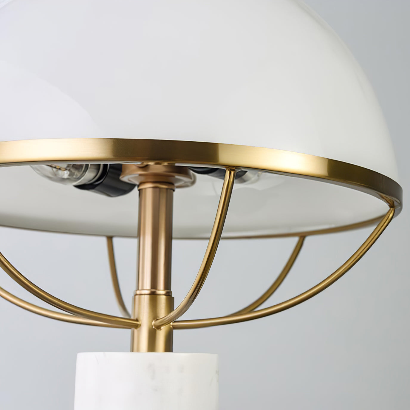Lampe en Verre Dorée avec Socle en Marbre - Éclairage Ambiant et Élégant pour Intérieur
