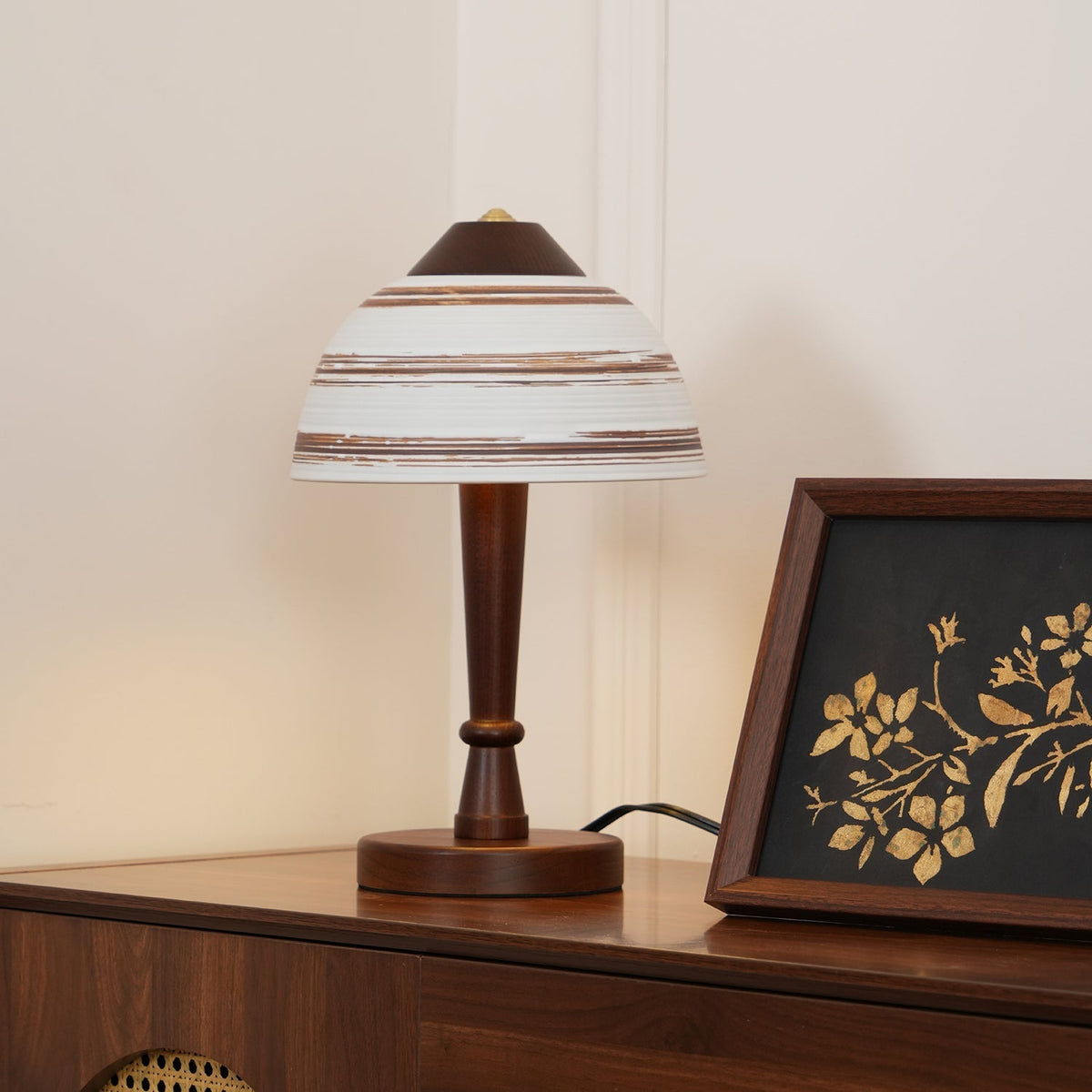 Lampe de Bureau LED en Noyer - Éclairage Chic et Économe en Énergie