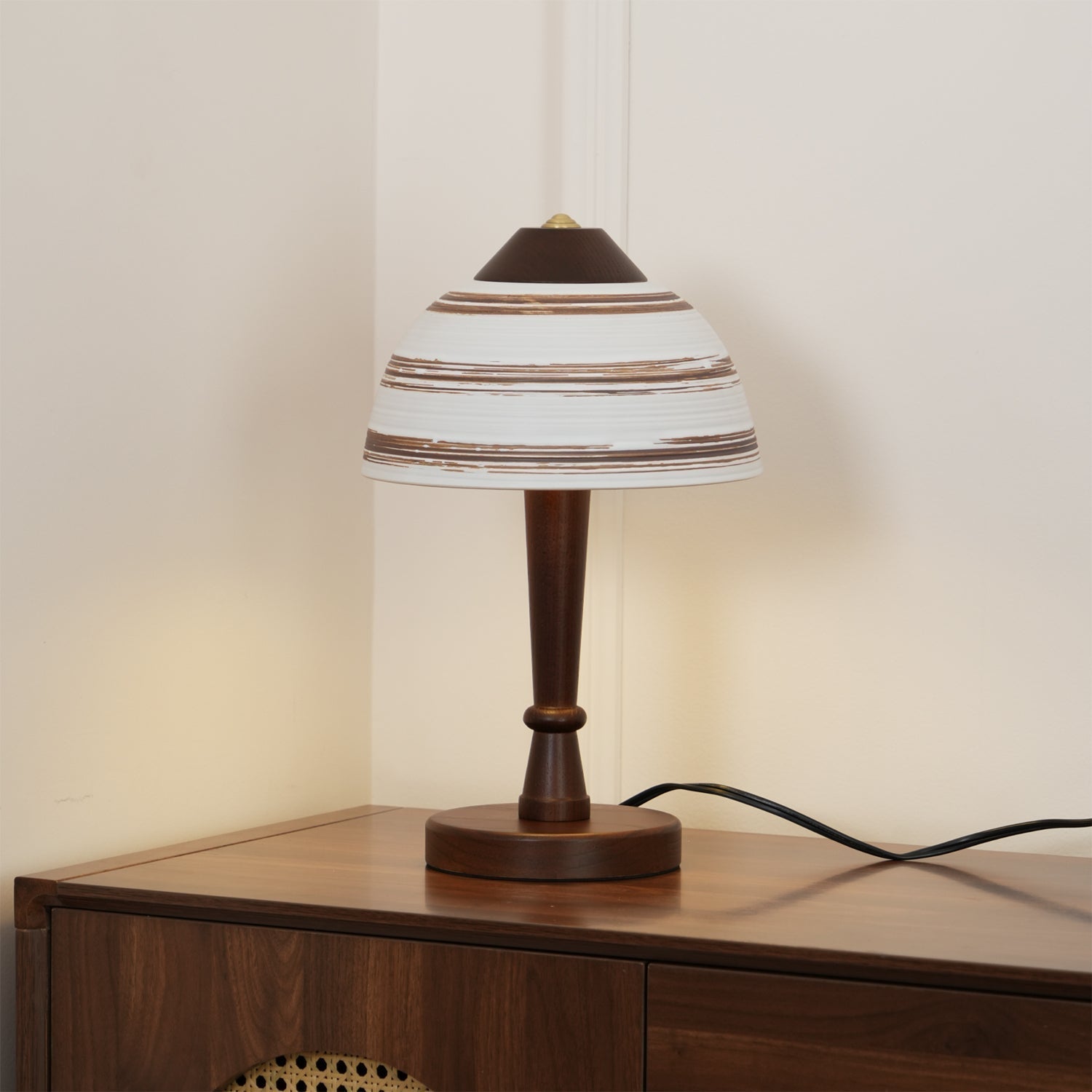 Lampe de Bureau LED en Noyer - Éclairage Chic et Économe en Énergie