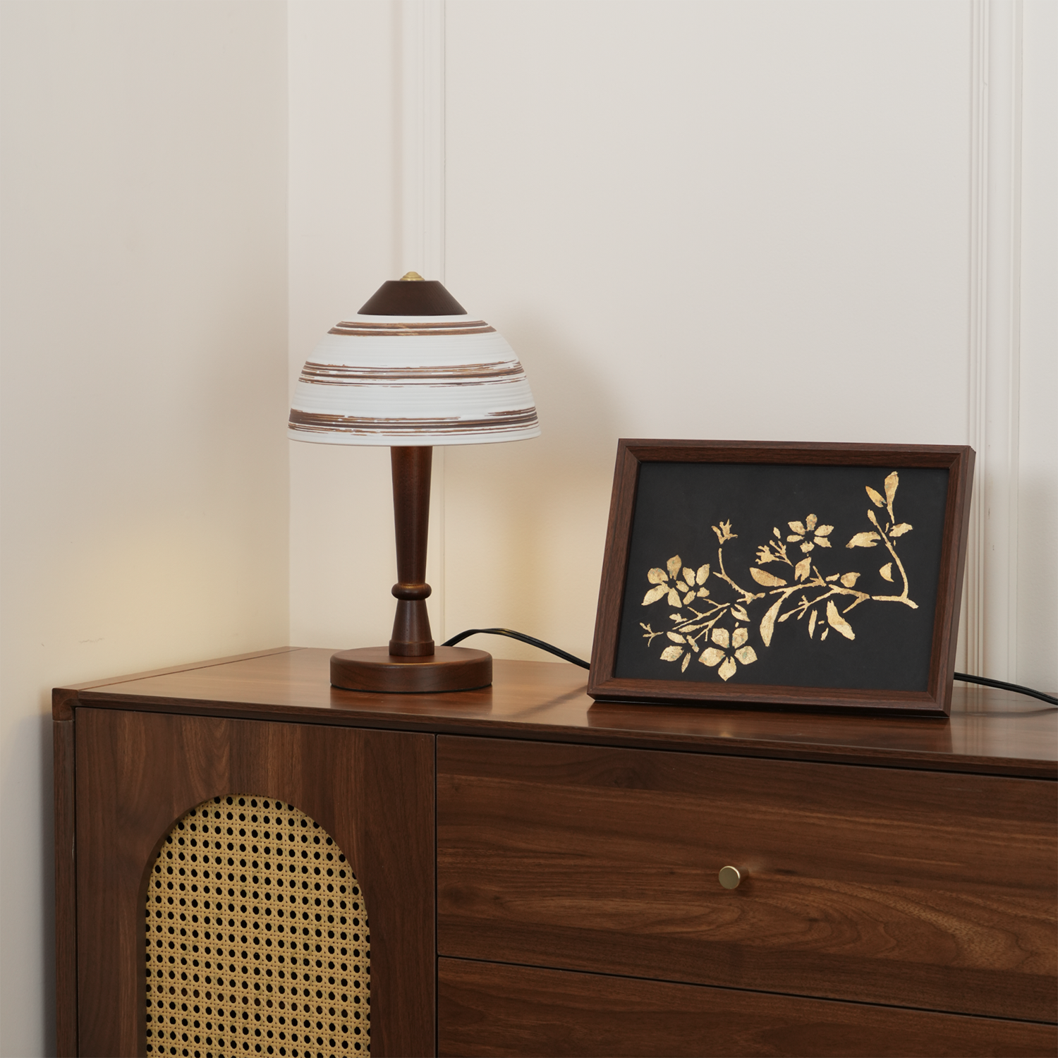 Lampe de Bureau LED en Noyer - Éclairage Chic et Économe en Énergie