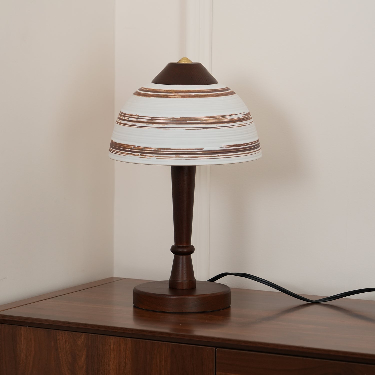 Lampe de Bureau LED en Noyer - Éclairage Chic et Économe en Énergie