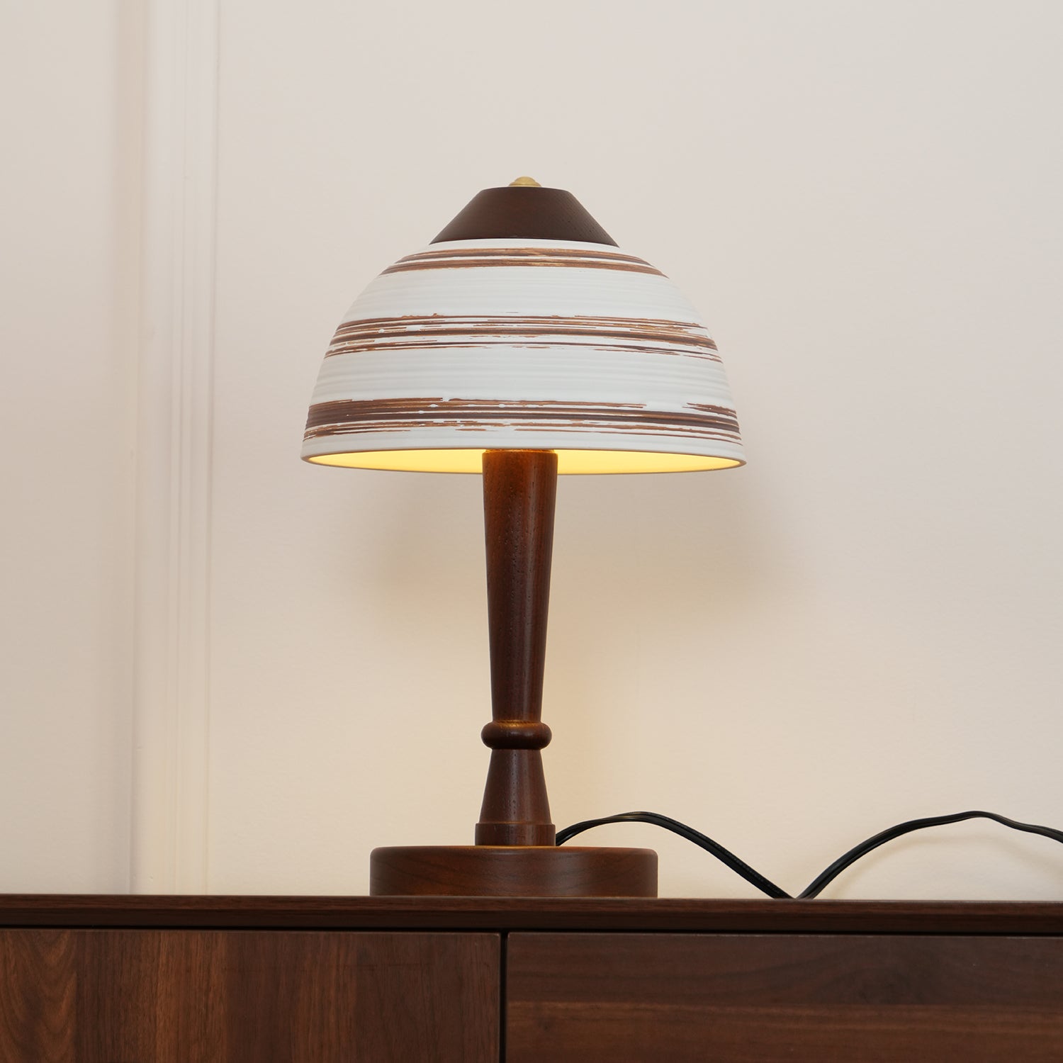 Lampe de Bureau LED en Noyer - Éclairage Chic et Économe en Énergie
