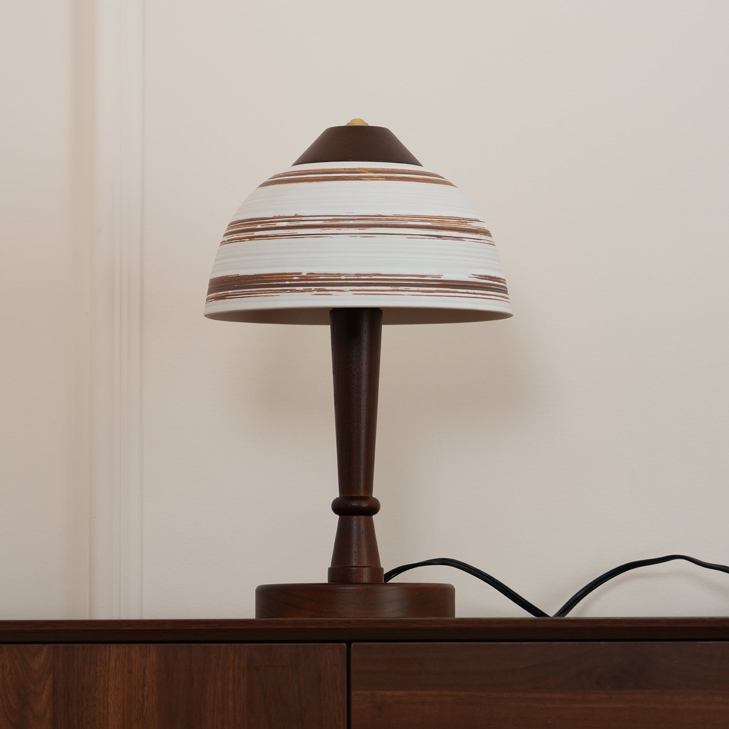Lampe de Bureau LED en Noyer - Éclairage Chic et Économe en Énergie