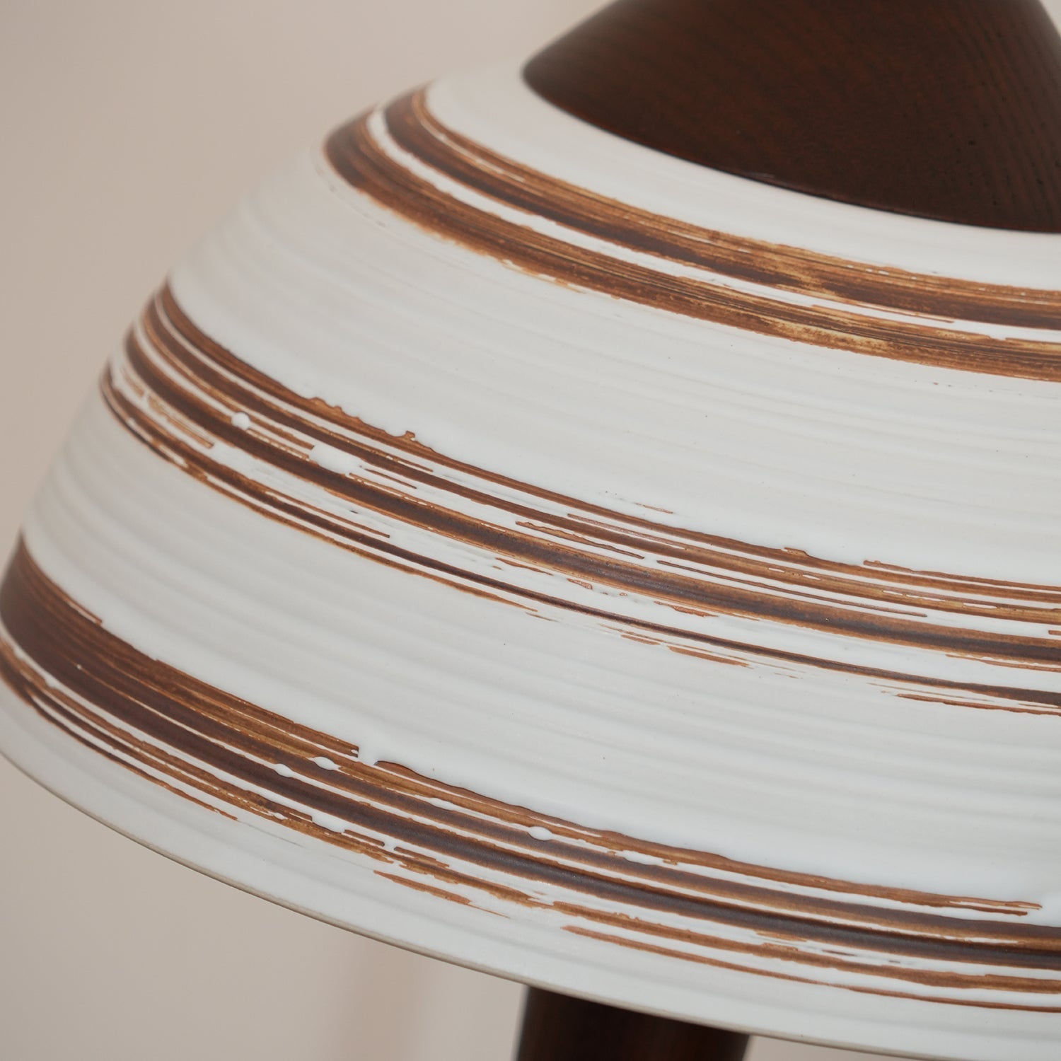 Lampe de Bureau LED en Noyer - Éclairage Chic et Économe en Énergie