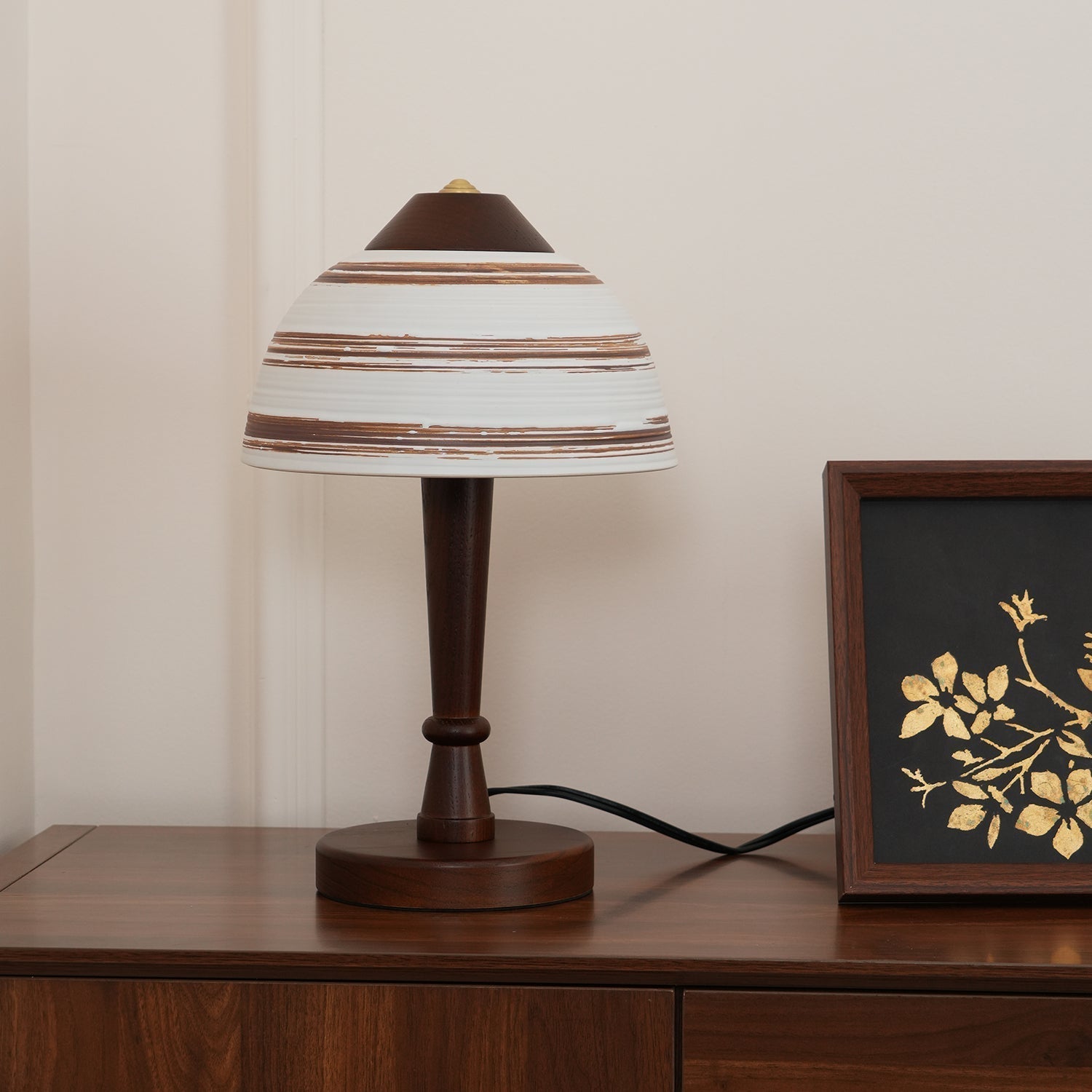 Lampe de Bureau LED en Noyer - Éclairage Chic et Économe en Énergie