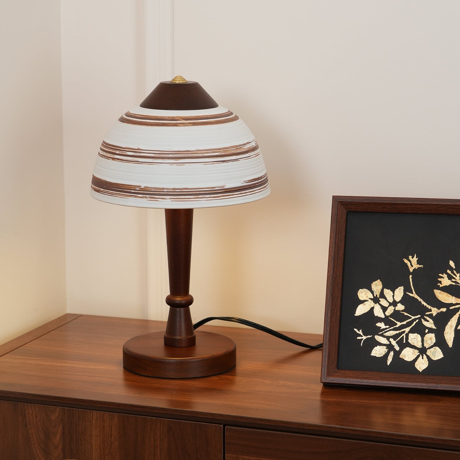Lampe de Bureau LED en Noyer - Éclairage Chic et Économe en Énergie