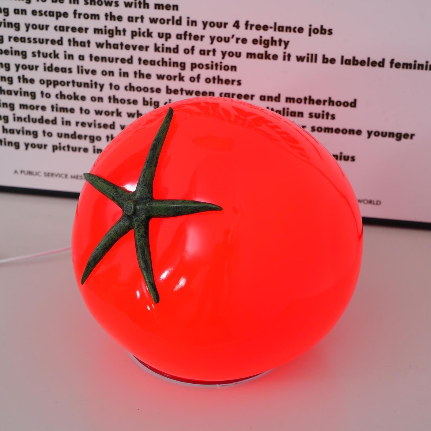 Lampe de Table en Résine Tomate - Éclairage Ludique et Ambiance Chaleureuse