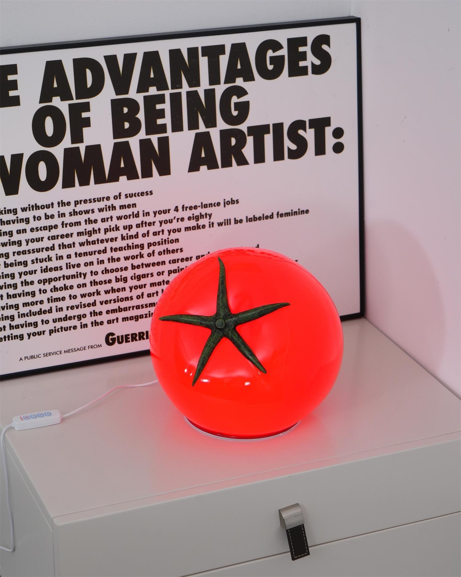 Lampe de Table en Résine Tomate - Éclairage Ludique et Ambiance Chaleureuse