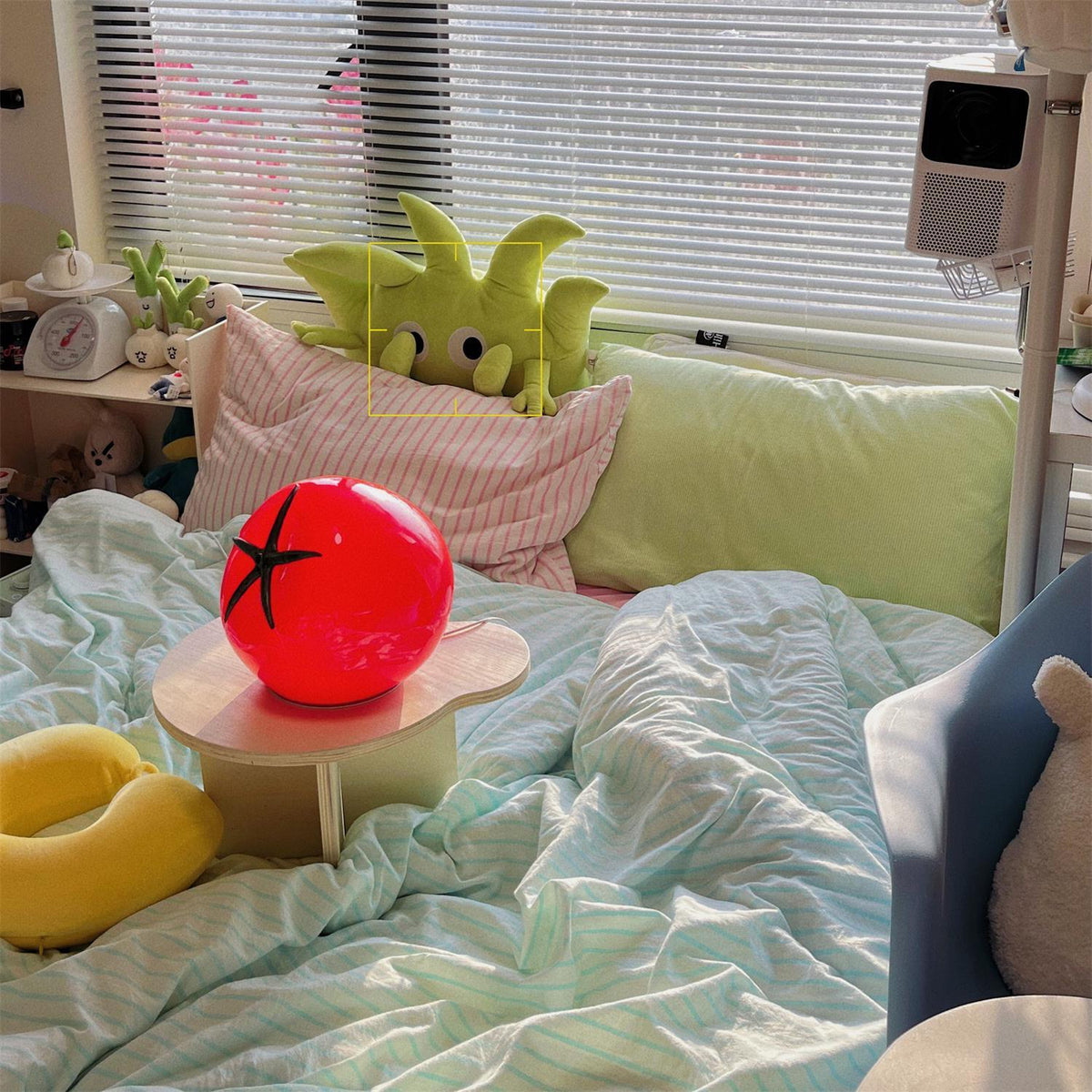 Lampe de Table en Résine Tomate - Éclairage Ludique et Ambiance Chaleureuse