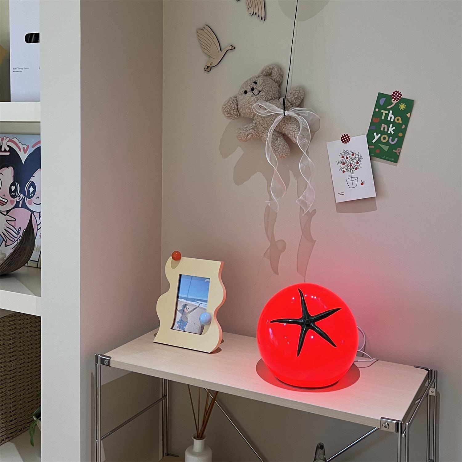 Lampe de Table en Résine Tomate - Éclairage Ludique et Ambiance Chaleureuse