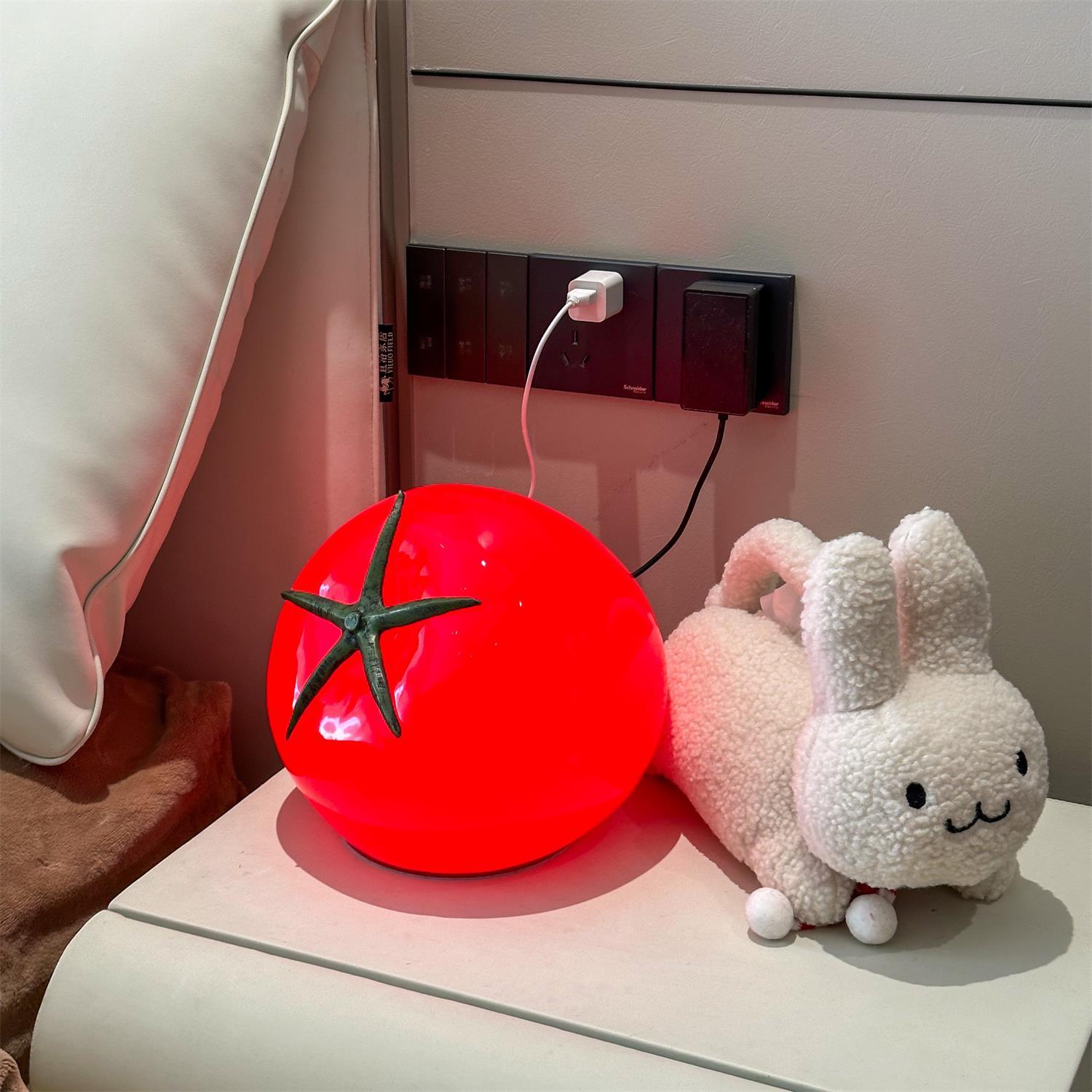 Lampe de Table en Résine Tomate - Éclairage Ludique et Ambiance Chaleureuse