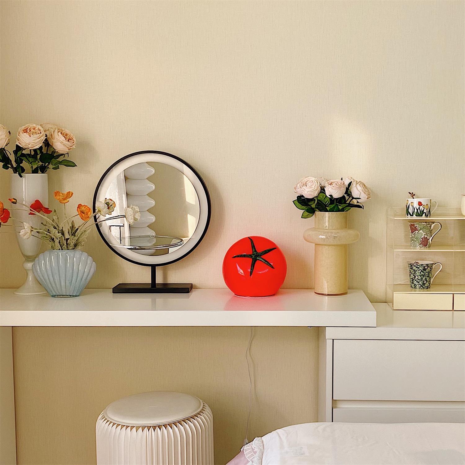 Lampe de Table en Résine Tomate - Éclairage Ludique et Ambiance Chaleureuse