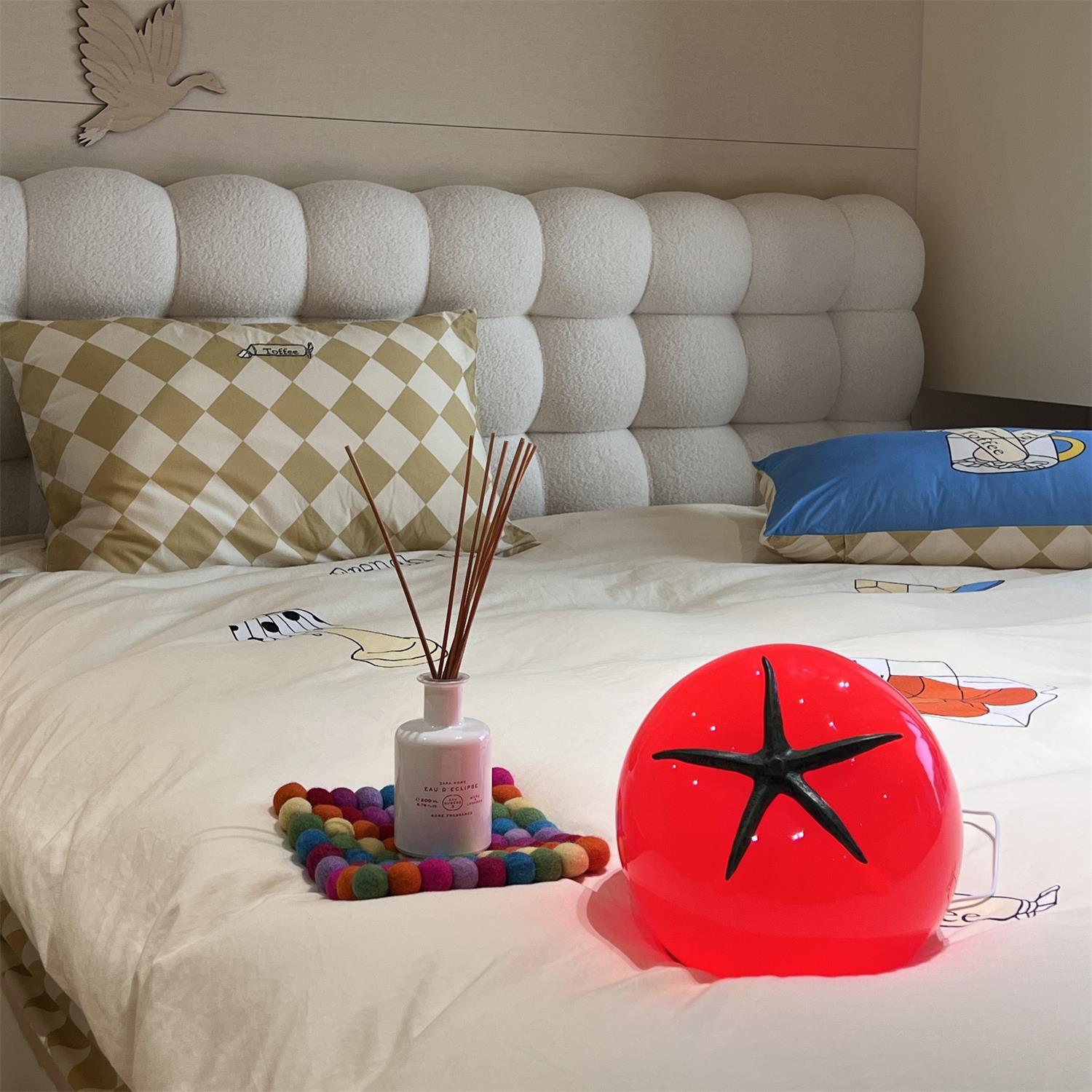 Lampe de Table en Résine Tomate - Éclairage Ludique et Ambiance Chaleureuse