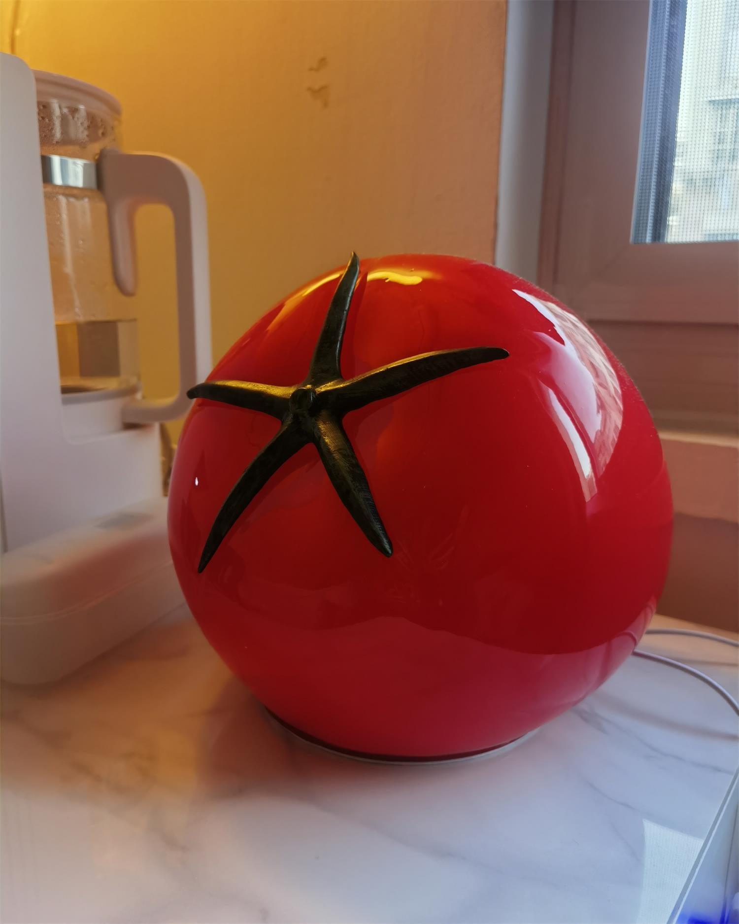 Lampe de Table en Résine Tomate - Éclairage Ludique et Ambiance Chaleureuse