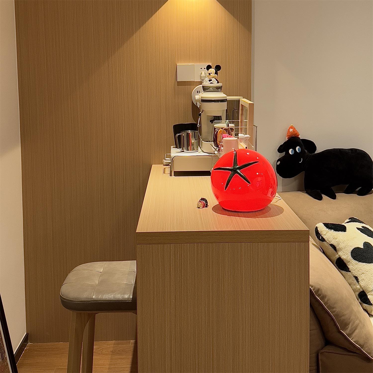 Lampe de Table en Résine Tomate - Éclairage Ludique et Ambiance Chaleureuse