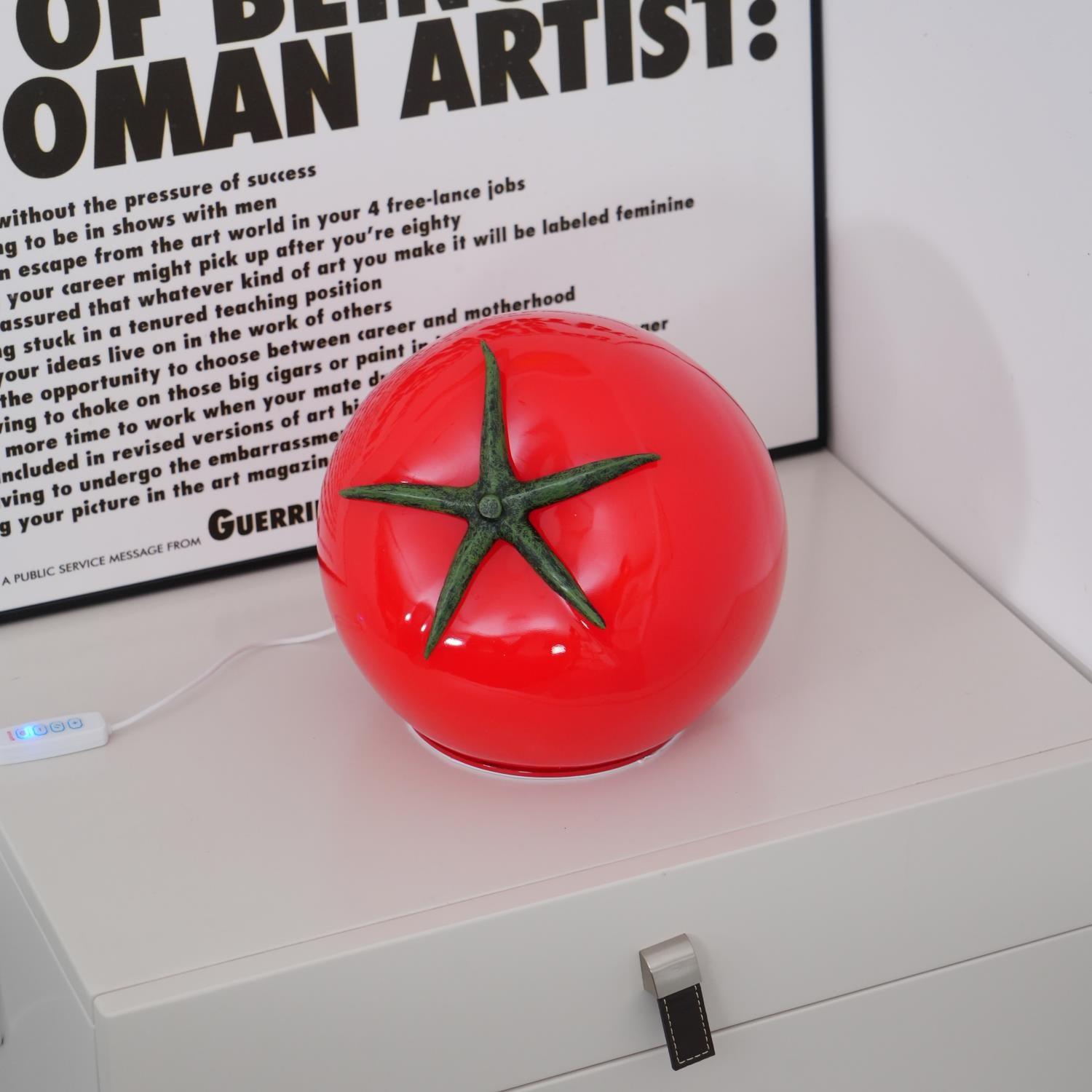 Lampe de Table en Résine Tomate - Éclairage Ludique et Ambiance Chaleureuse