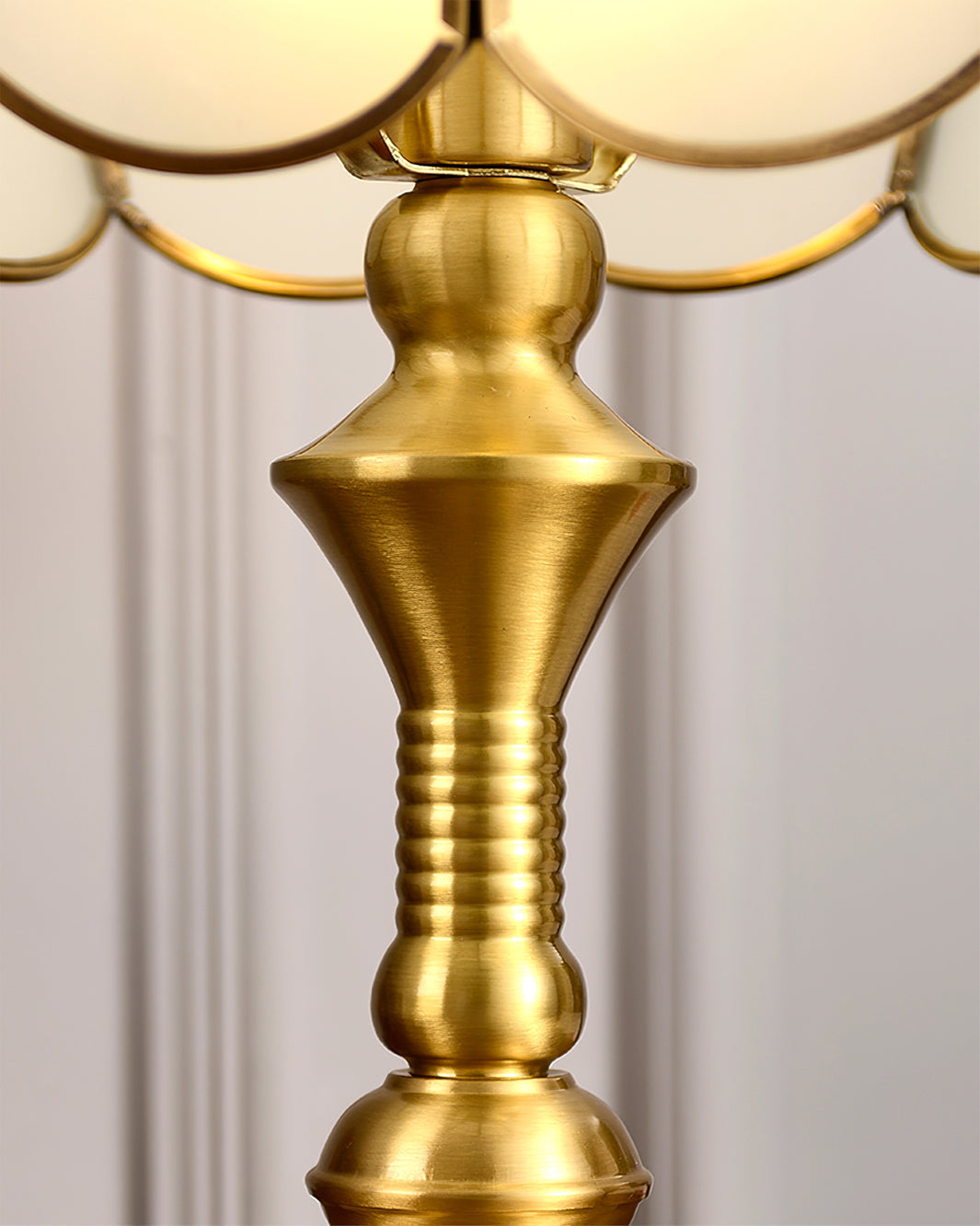 Lampe de Table en Laiton et Verre - Design Rétro Élégant et Luxueux