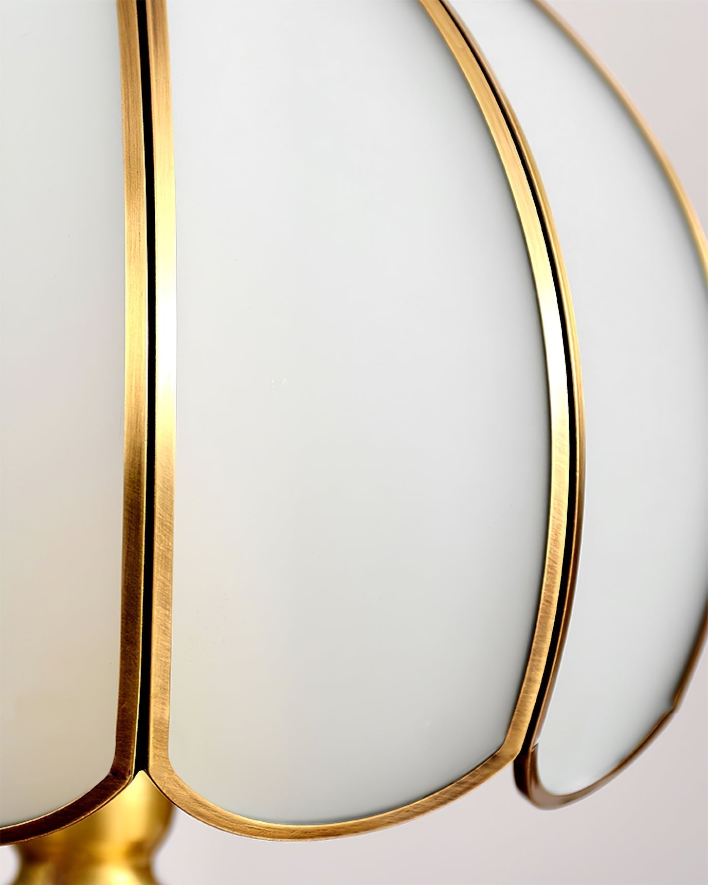 Lampe de Table en Laiton et Verre - Design Rétro Élégant et Luxueux