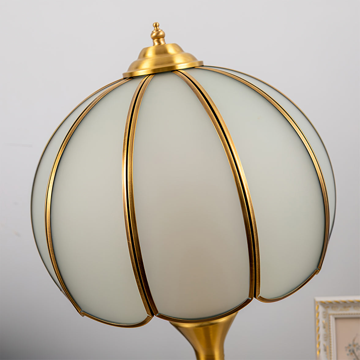 Lampe de Table en Laiton et Verre - Design Rétro Élégant et Luxueux