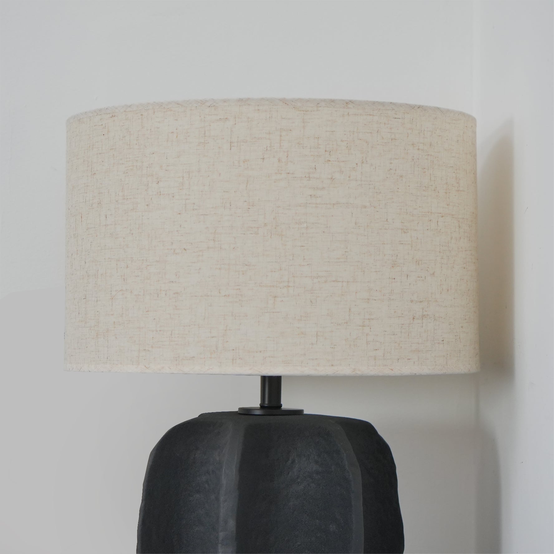 Lampe de Table Contemporaine en Céramique - Élégance et Lumière Chaleureuse
