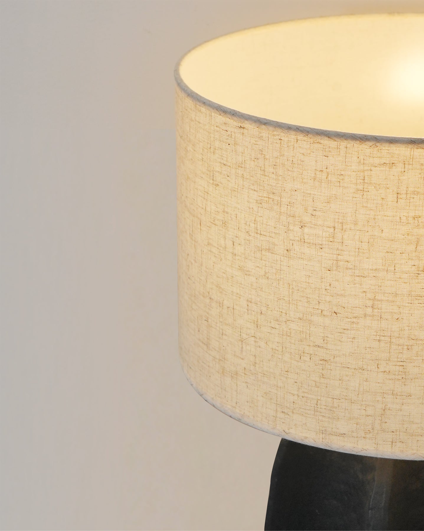 Lampe de Table Contemporaine en Céramique - Élégance et Lumière Chaleureuse