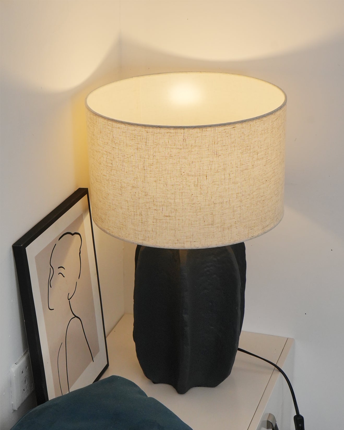 Lampe de Table Contemporaine en Céramique - Élégance et Lumière Chaleureuse