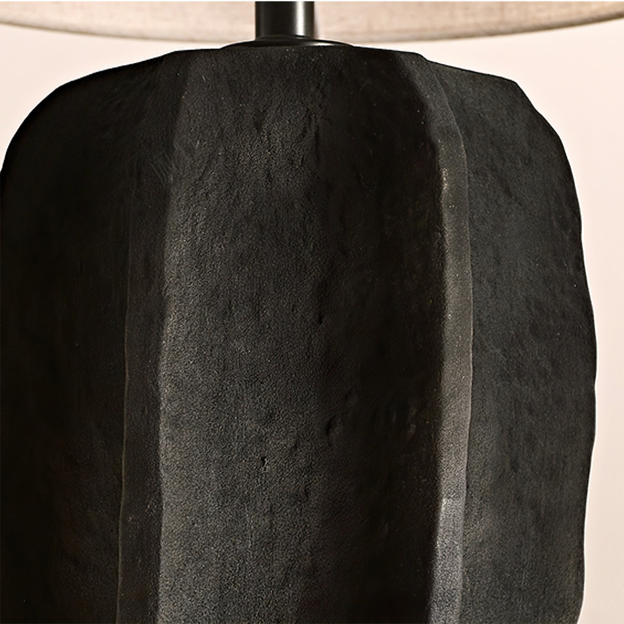 Lampe de Table Contemporaine en Céramique - Élégance et Lumière Chaleureuse