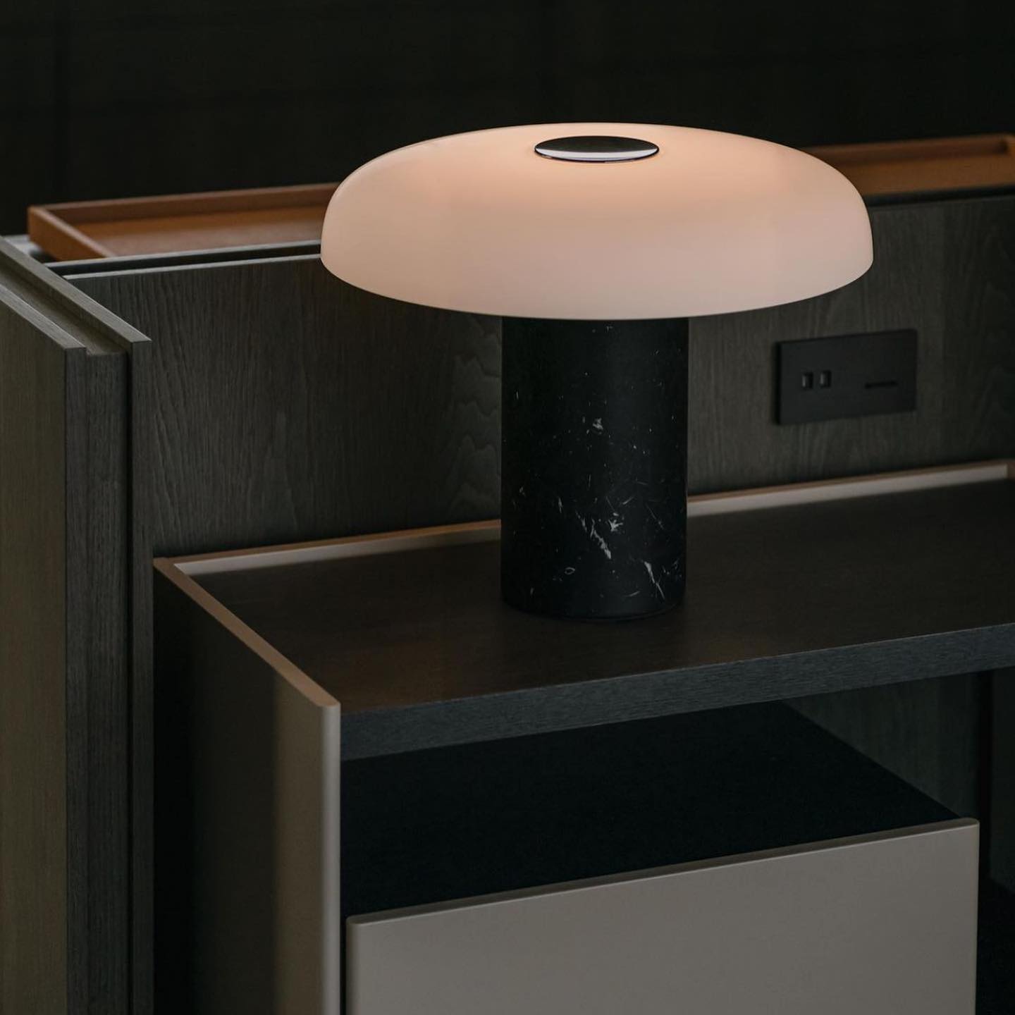 Lampe de Bureau Élégante en Marbre - Design Luxueux et Éclairage Ambiant