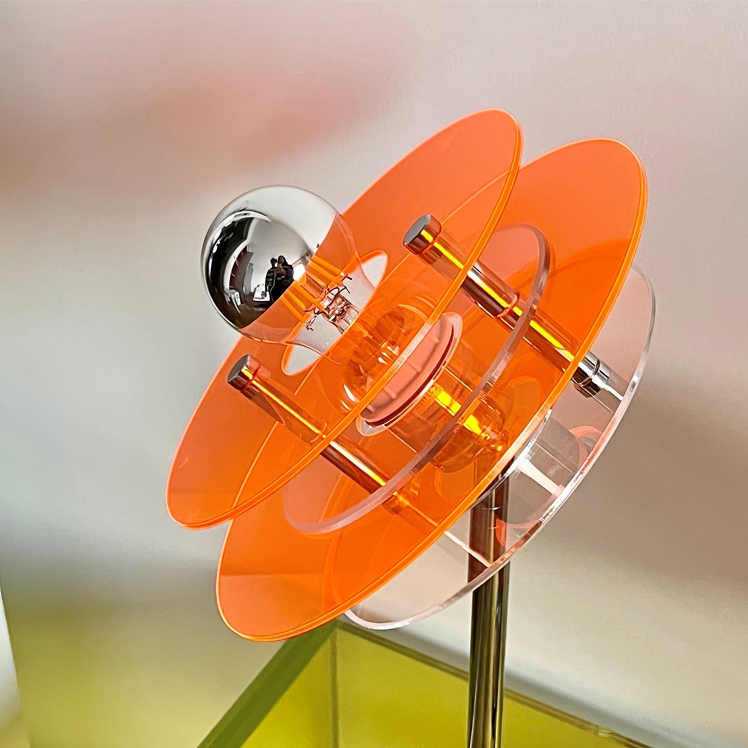 Lampe de Table Géométrique Élégante - Design Réfléchissant et Sophistiqué