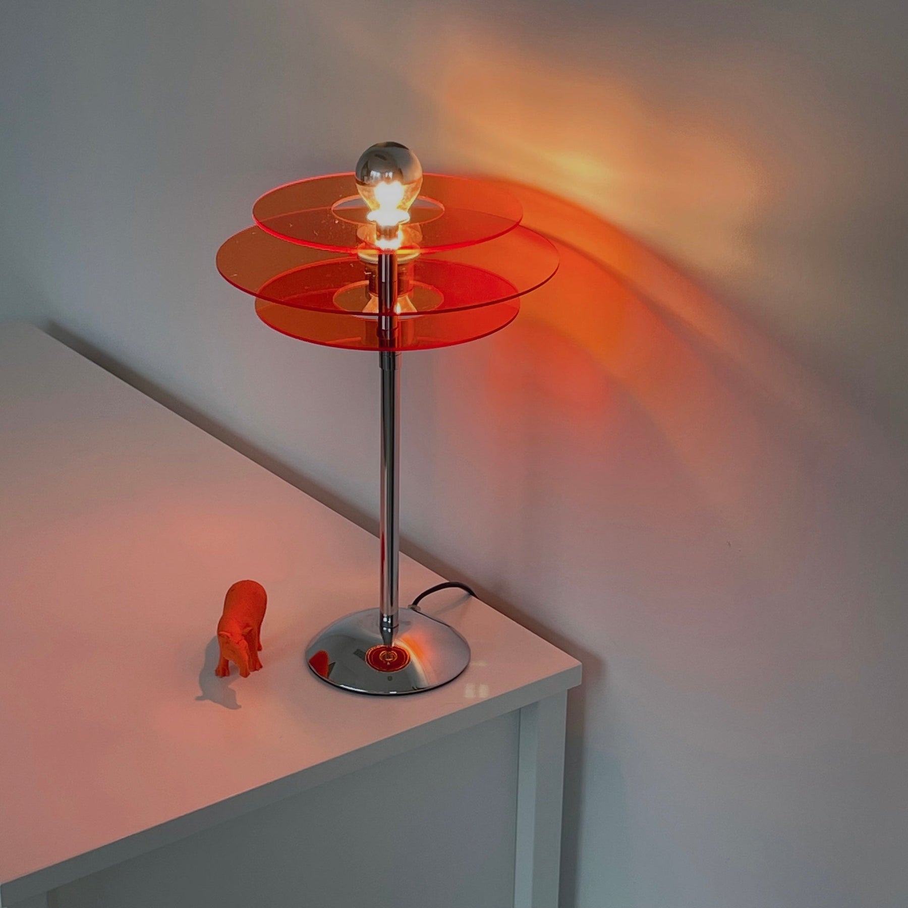Lampe de Table Géométrique Élégante - Design Réfléchissant et Sophistiqué